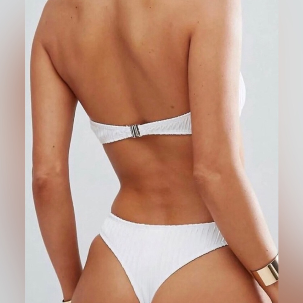 Misguided White Textured ribbed, high cut, cheeky bikini bottoms. NEW 8 🎉SALE